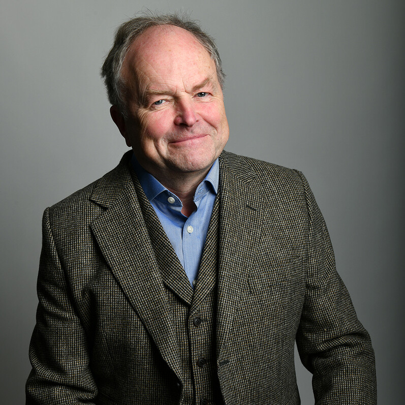 Headshot of comedian Clive Anderson